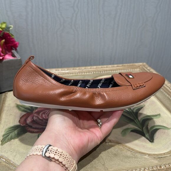 Tommy Hilfiger British Tan Faux Leather Flats Sz 8.5 Near New - Picture 15 of 16